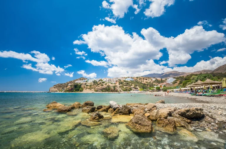 Spiaggia di Agia Galini nell'isola di Creta, Grecia. Turisti si rilassano e fanno il bagno nell'acqua cristallina della spiaggia di Agia Galini.