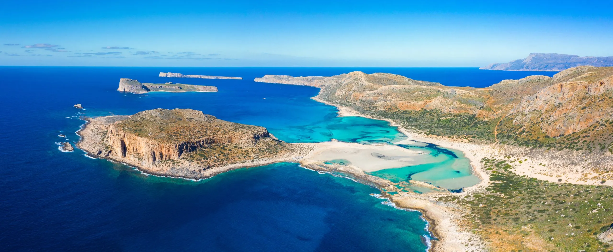 Καταπληκτική θέα της λιμνοθάλασσας του Μπάλου με μαγευτικά γαλαζοπράσινα νερά, λιμνοθάλασσες, τροπικές παραλίες με καθαρή λευκή άμμο και το νησί Γραμβούσα στην Κρήτη, Ελλάδα