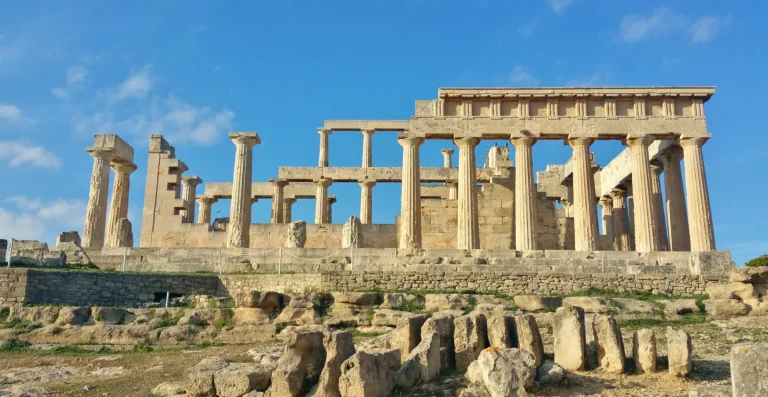 Ruinas griegas en el Templo de Aphaia en la isla de Egina (Islas Sarónicas Mar Egeo) columnas romanas antiguas, cielo azul hora dorada luz suave (diosa monumento) restos históricos, Grecia Mediterráneo