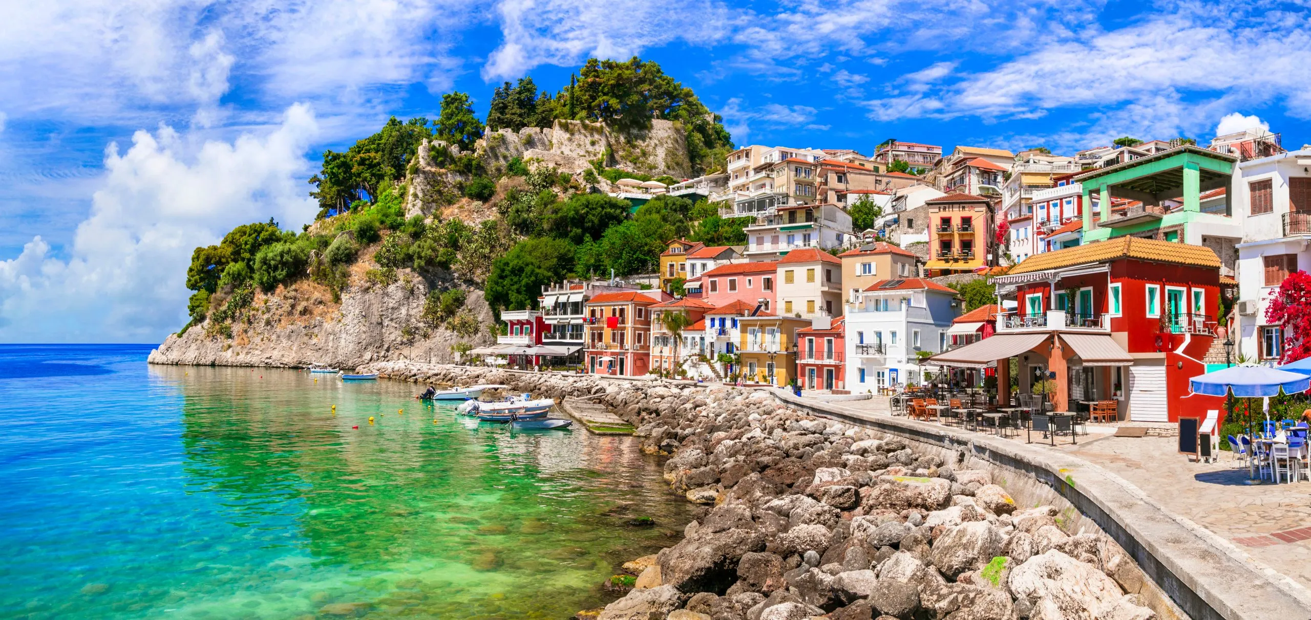 Coloful, la belle ville de Parga - une escapade parfaite sur la côte ionienne de la Grèce, une attraction touristique populaire et des vacances d'été en Épire.