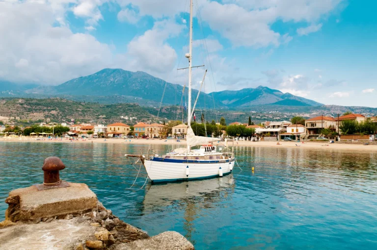 Yacht amarré le long de la côte de la péninsule du Péloponnèse en Grèce