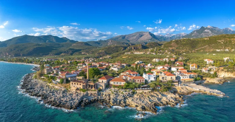 Vista aérea del maravilloso pueblo costero de Kardamyli, Grecia, situado en la zona de Messenian Mani. Es uno de los lugares más bellos para visitar en Grecia, Europa