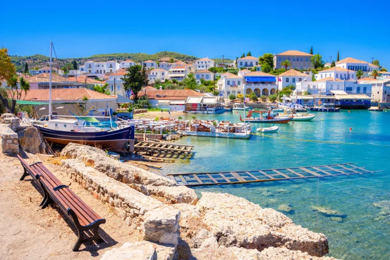Θέα του εκπληκτικού νησιού των Σπετσών, Ελλάδα.